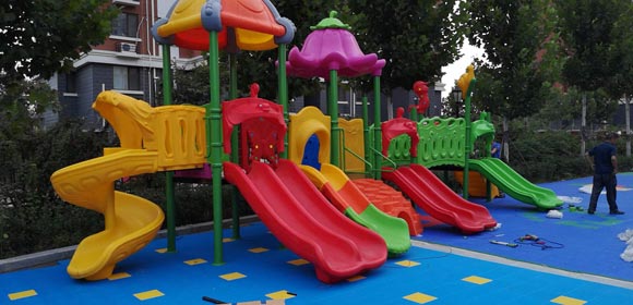 济南某中心幼儿园滑梯安装